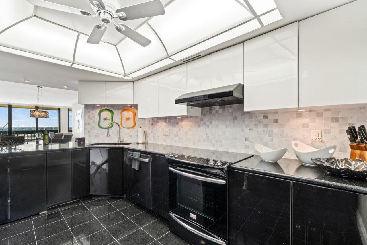 2400 Presidential Way, Unit 1906, West Palm Beach, FL 33401 Photo