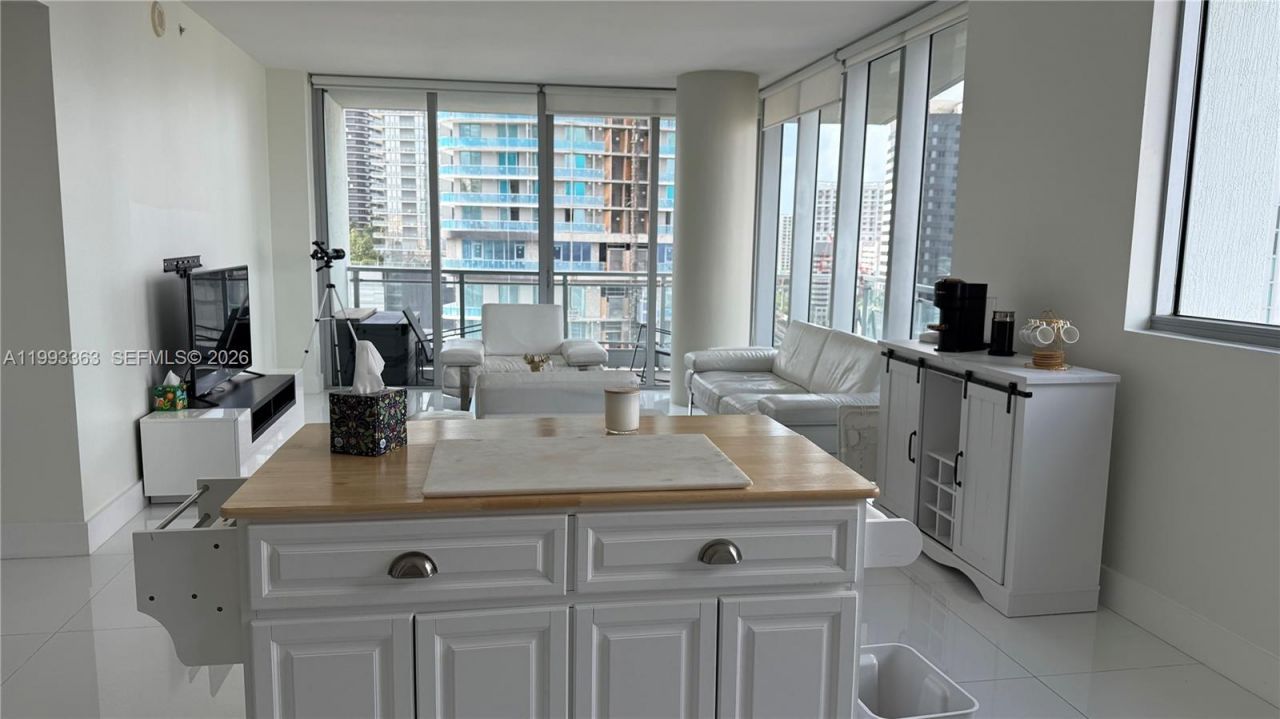 92 SW 3rd St, Unit 1505, Miami, FL 33130 Photo