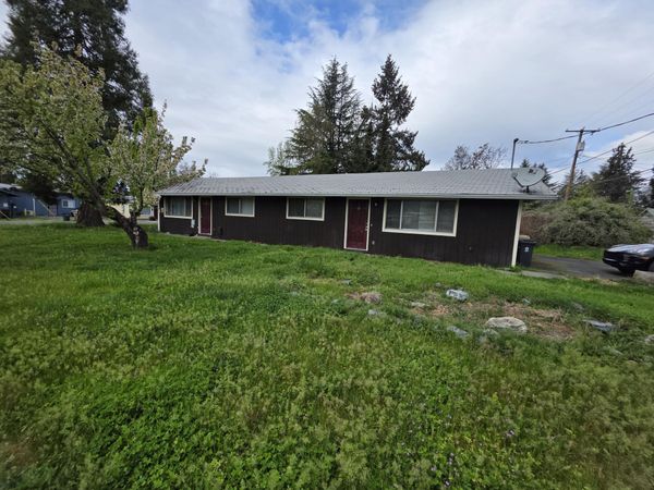 522 SE J Street, Unit A & B, Grants Pass, OR 97526