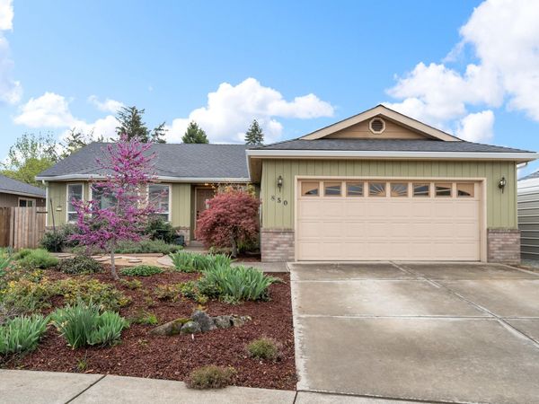 850 Forest Glen Drive, Central Point, OR 97502