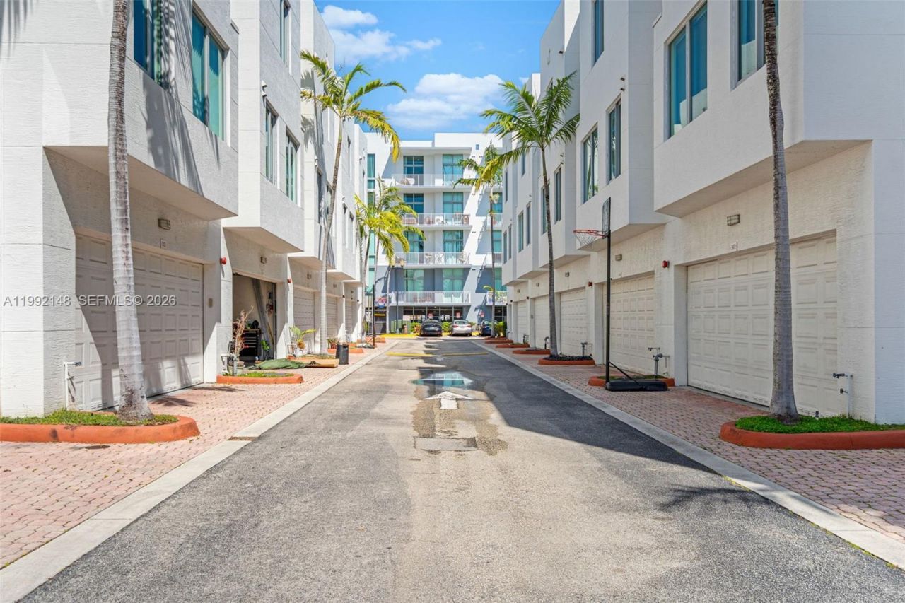 2134 Van Buren St, Unit 306, Hollywood, FL 33020 Photo