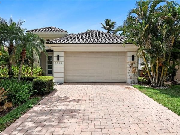 5717 Lago Villaggio WAY, NAPLES, FL 34104