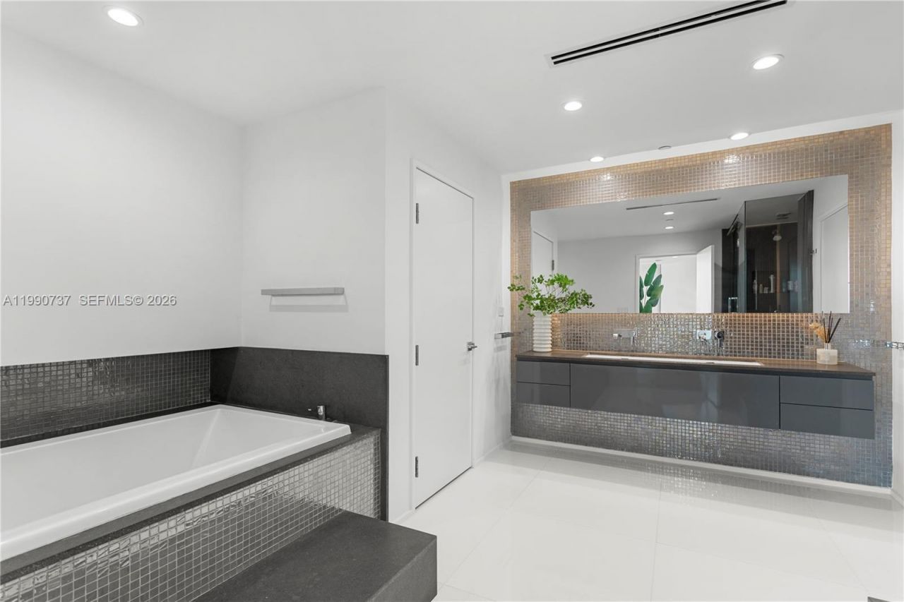 300 S Pointe Dr, Unit 3405, Miami Beach, FL 33139 Photo