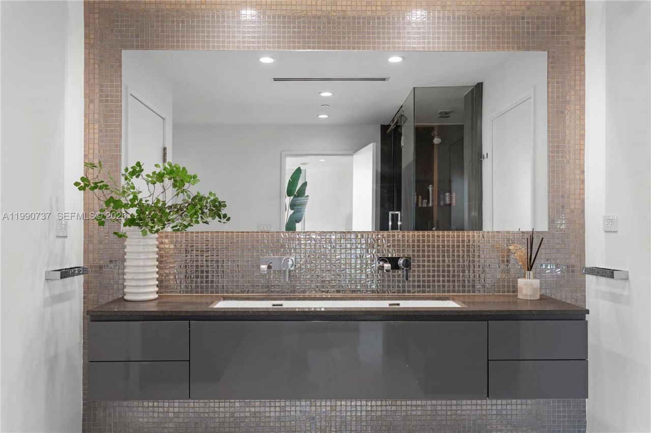 300 S Pointe Dr, Unit 3405, Miami Beach, FL 33139 Photo