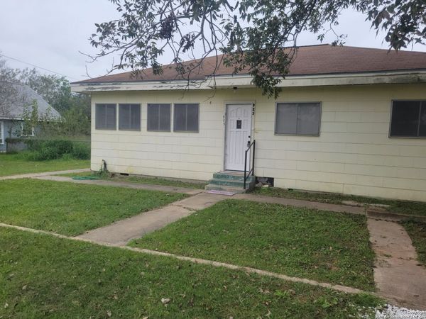 925 4Th St, Floresville, TX 78114