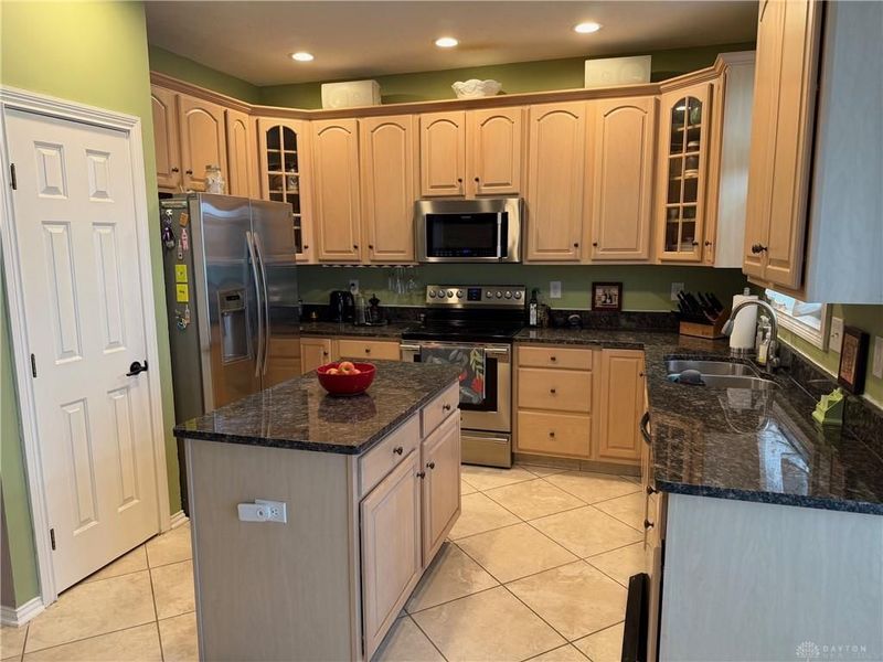 1629 Sunnington Grove Drive, Washington Township, OH 45458 Photo 9