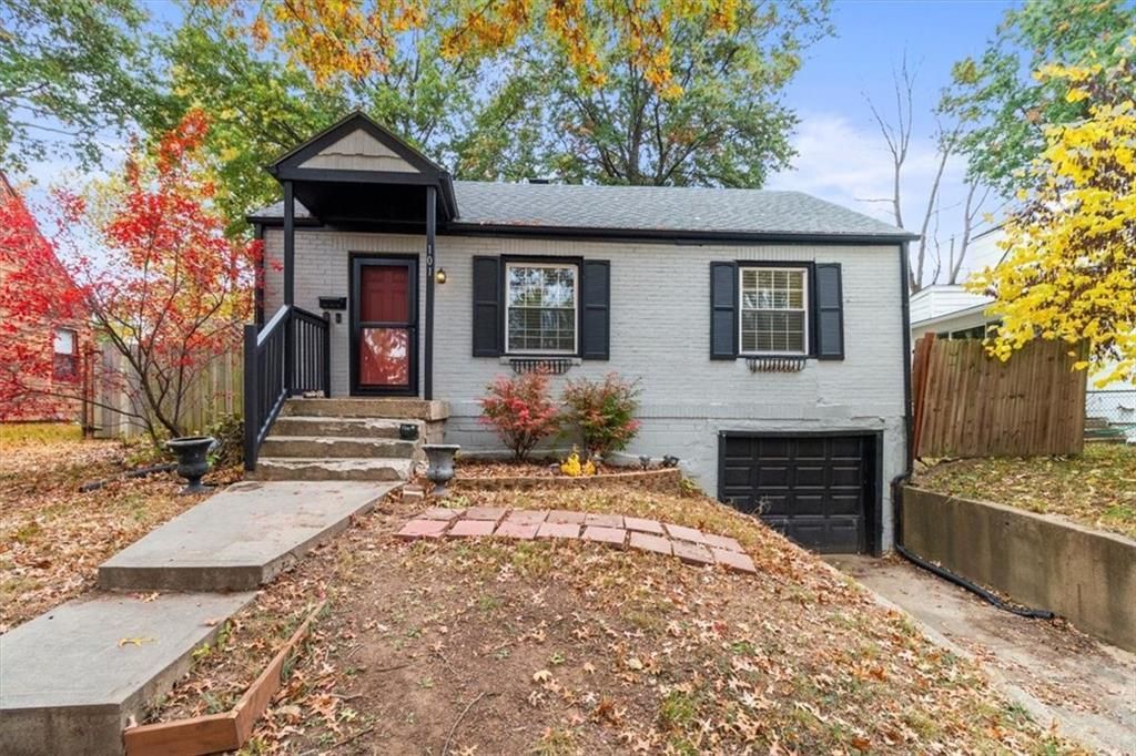 101 E Pocahontas Lane, Kansas City, MO 64114 Main Photo