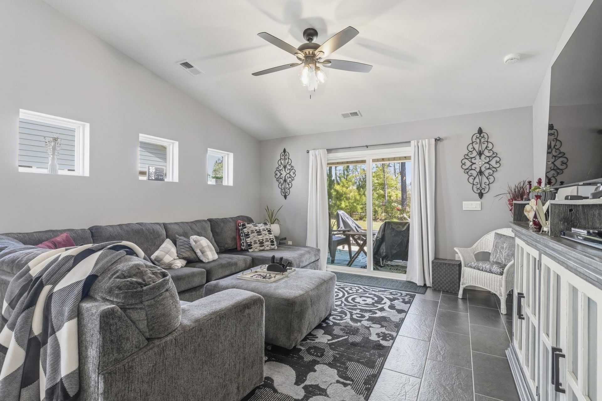 1560 Jardine Loop Photo 8