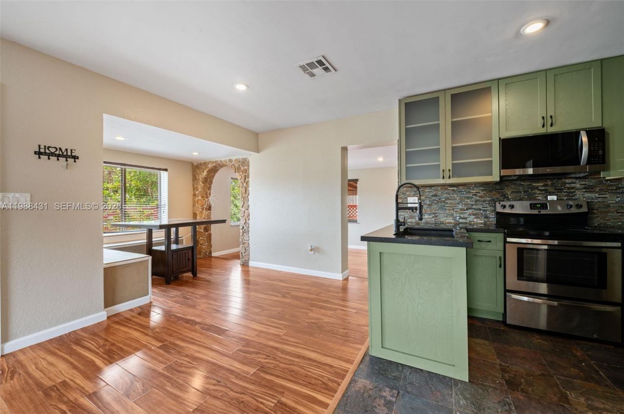 7245 S Waterway Dr , Miami, FL 33155 Photo