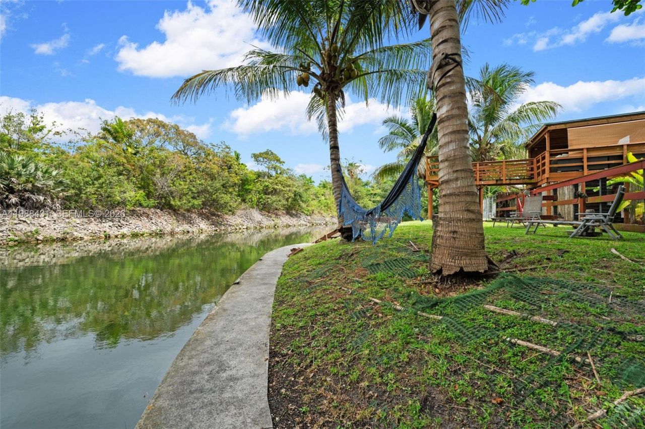 7245 S Waterway Dr , Miami, FL 33155 Photo