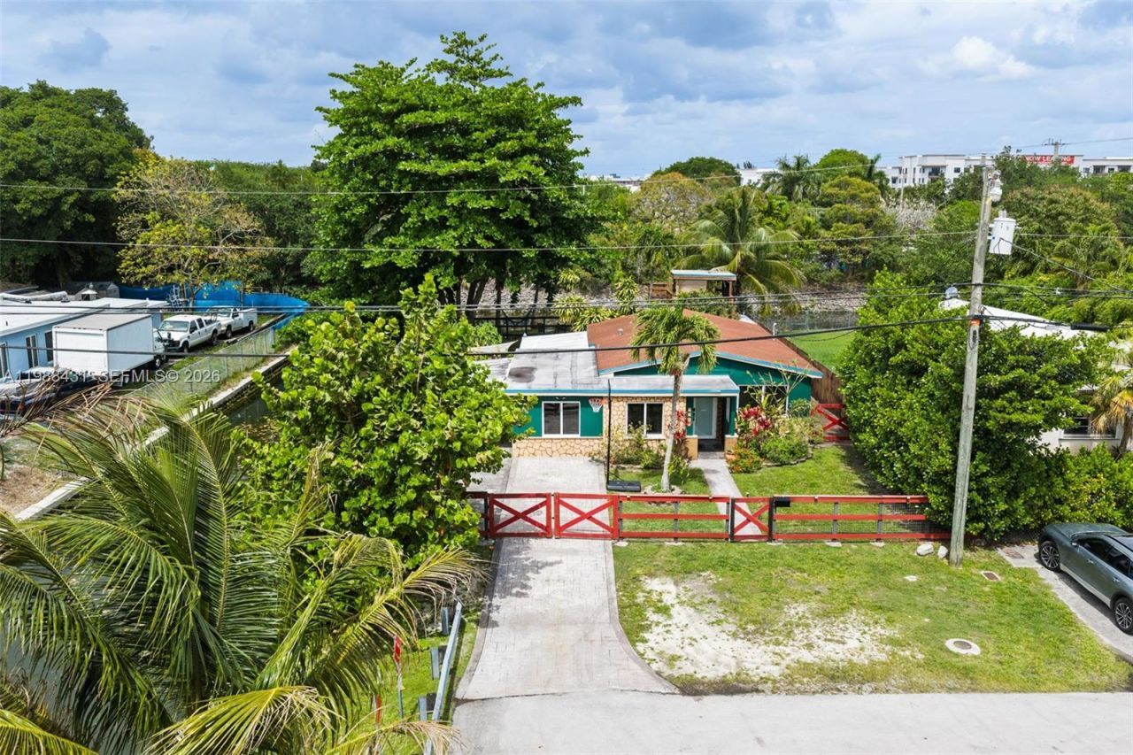 7245 S Waterway Dr , Miami, FL 33155 Photo