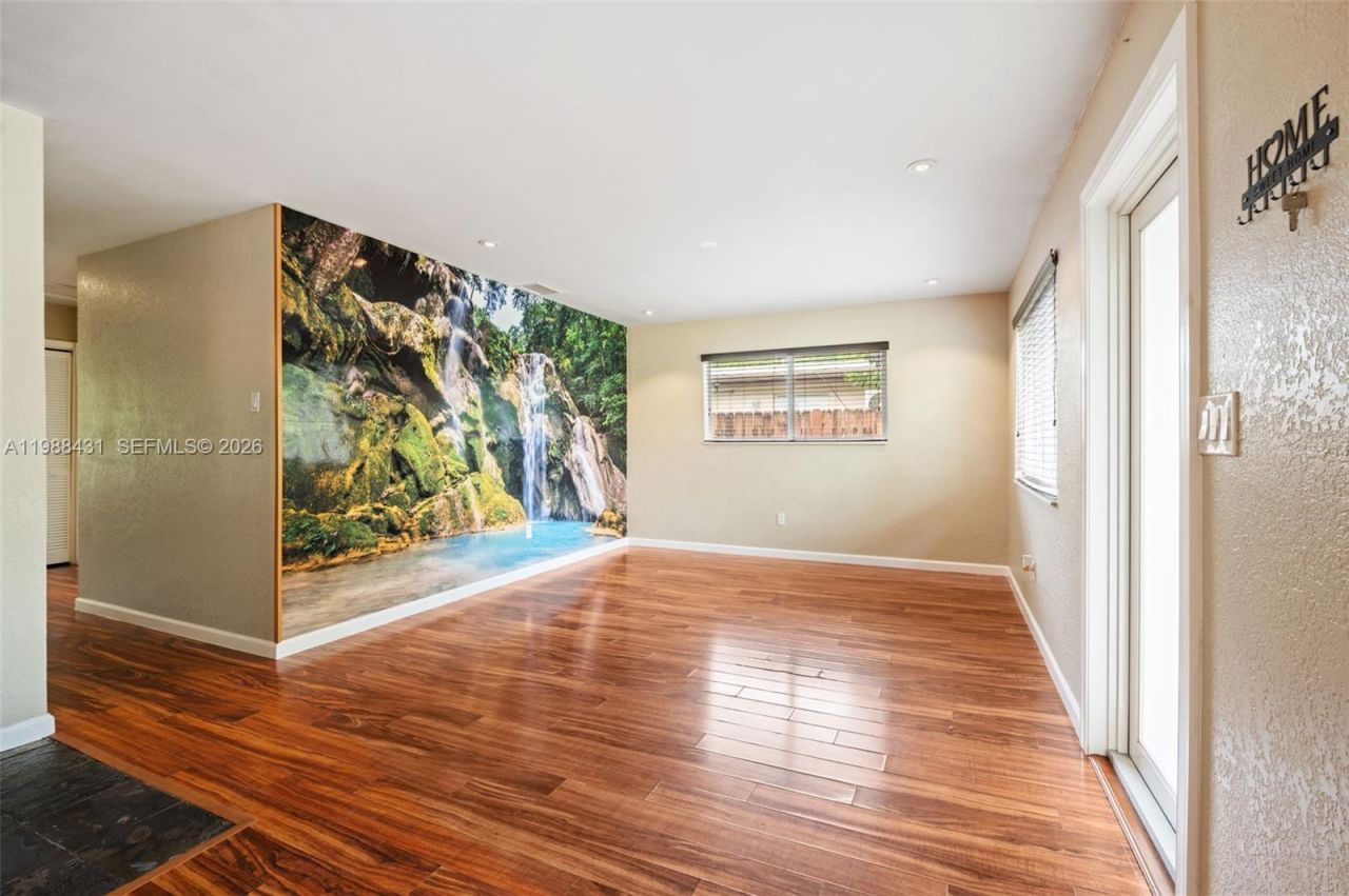 7245 S Waterway Dr , Miami, FL 33155 Photo