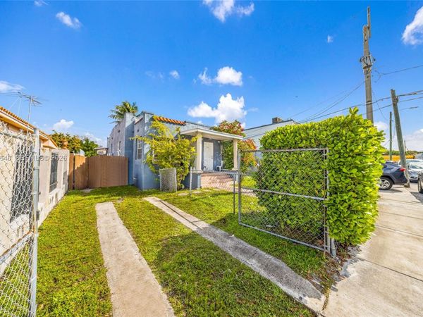 2223 NW 3rd St , Miami, FL 33125