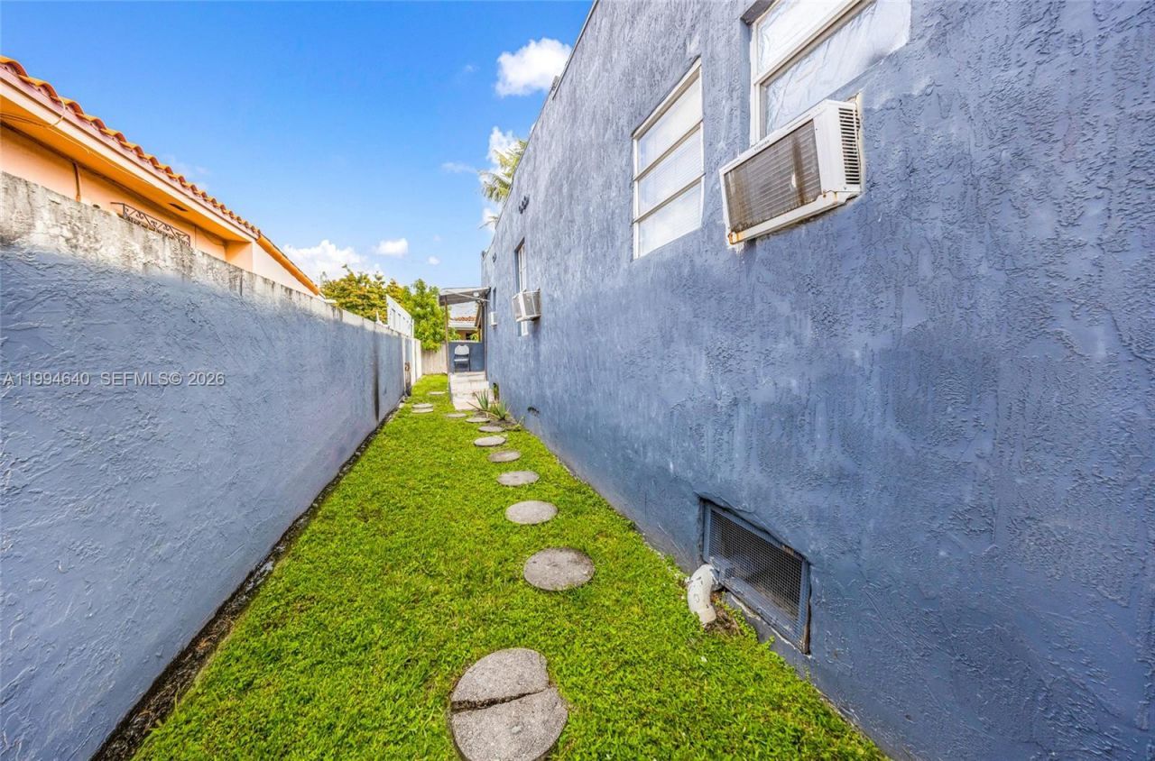 2223 NW 3rd St , Miami, FL 33125 Photo