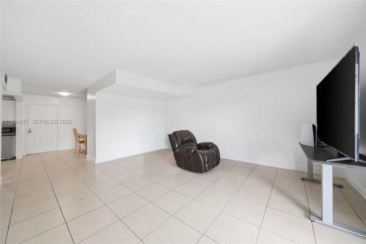 9375 Fontainebleau Blvd , Unit L301, Miami, FL 33172 Photo