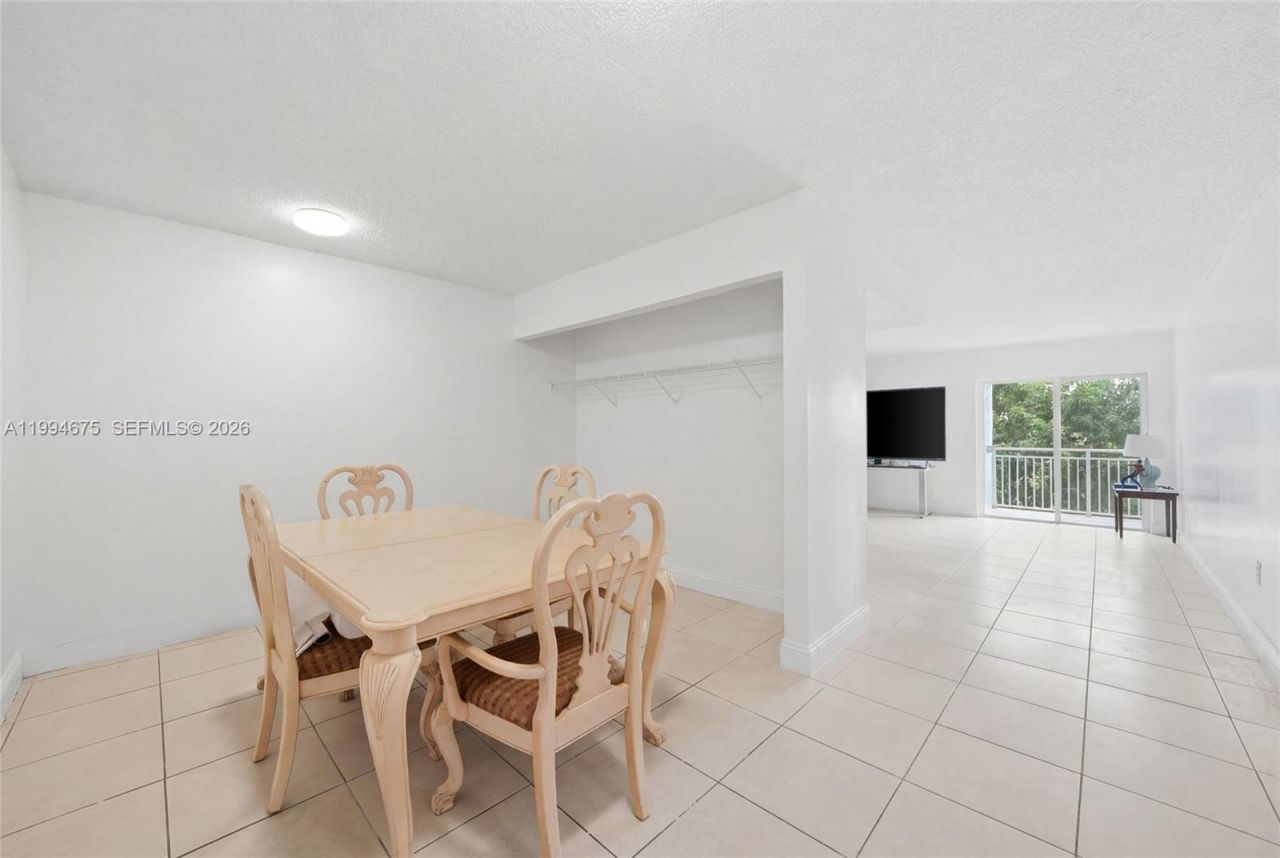 9375 Fontainebleau Blvd , Unit L301, Miami, FL 33172 Photo