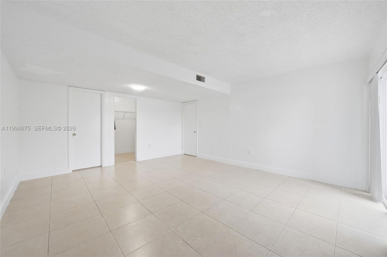 9375 Fontainebleau Blvd , Unit L301, Miami, FL 33172 Photo