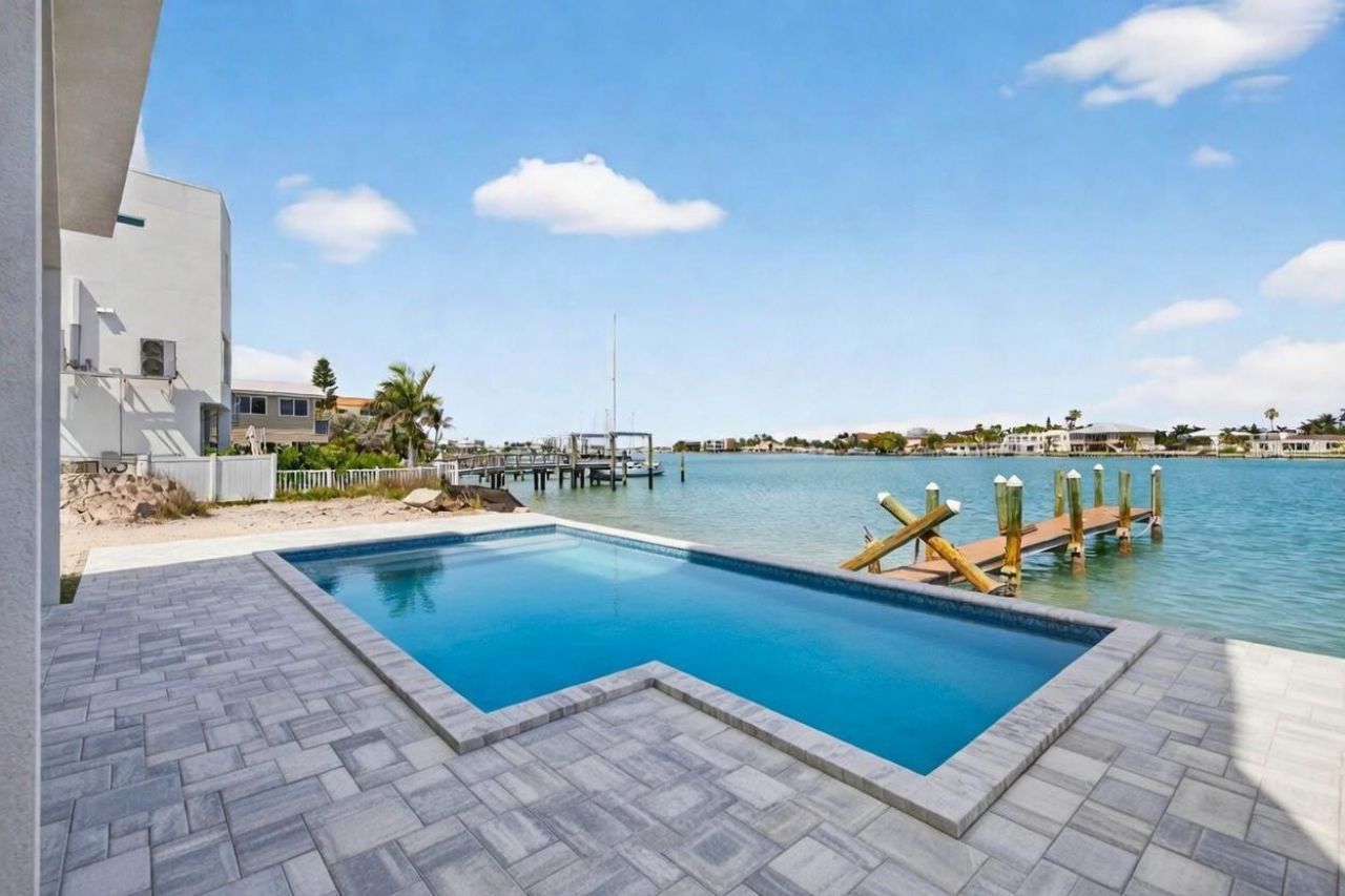 10201 Gulf Boulevard, Treasure Island, FL 33706 Photo