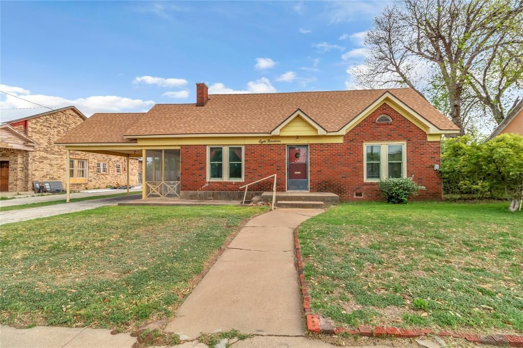 819 W Liveoak St, Coleman, TX 76834 Main Photo