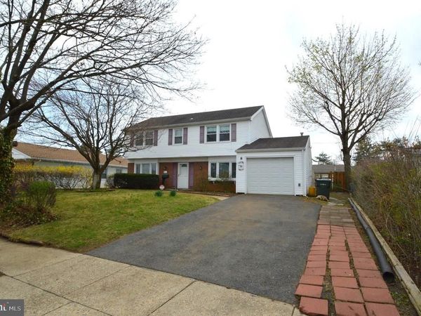 8 HOLTON LANE, WILLINGBORO, NJ 08046