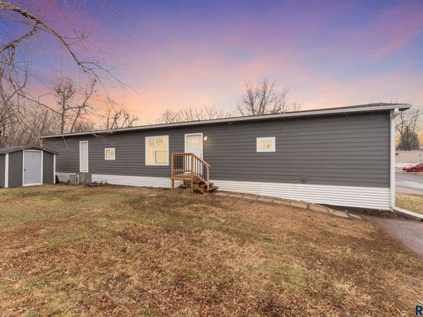 808 S Beta Pl, Sioux Falls, SD 67106