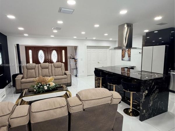 6190 W 14th Ave , Hialeah, FL 33012