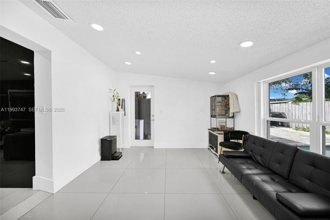 6190 W 14th Ave , Hialeah, FL 33012 Photo