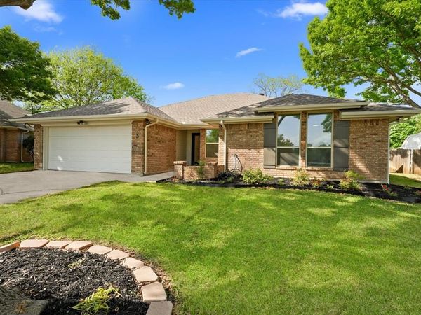 3 Hastings Court , Mansfield, TX 76063