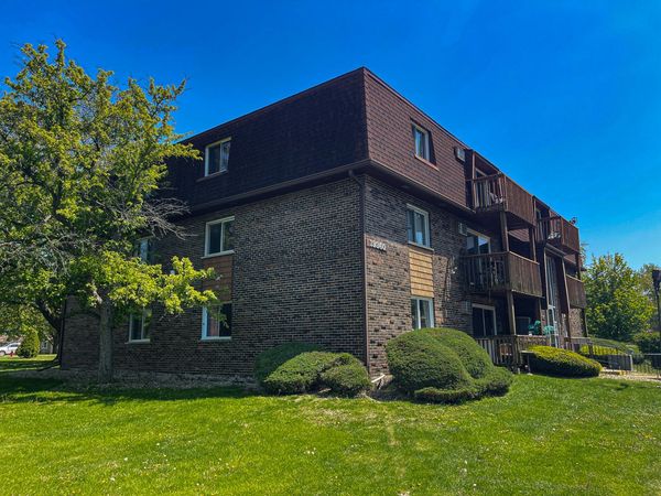 19360 Wolf Road , Unit 8, Mokena, IL 60448