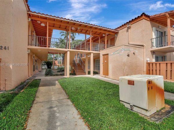 7241 Miami Lakes Dr , Unit D14, Miami Lakes, FL 33014