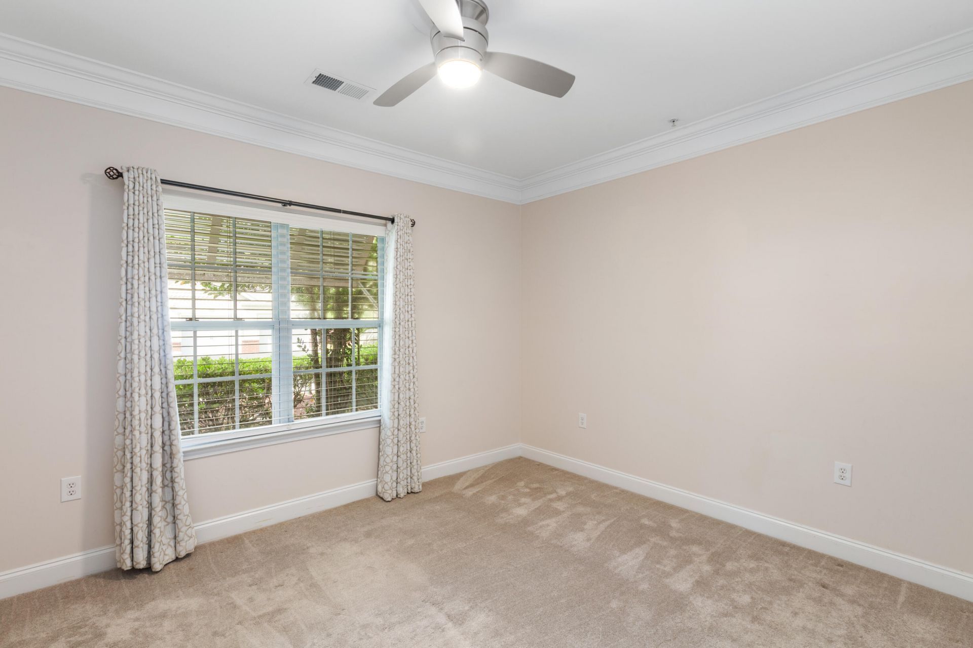 1307 Basildon Road Photo 22