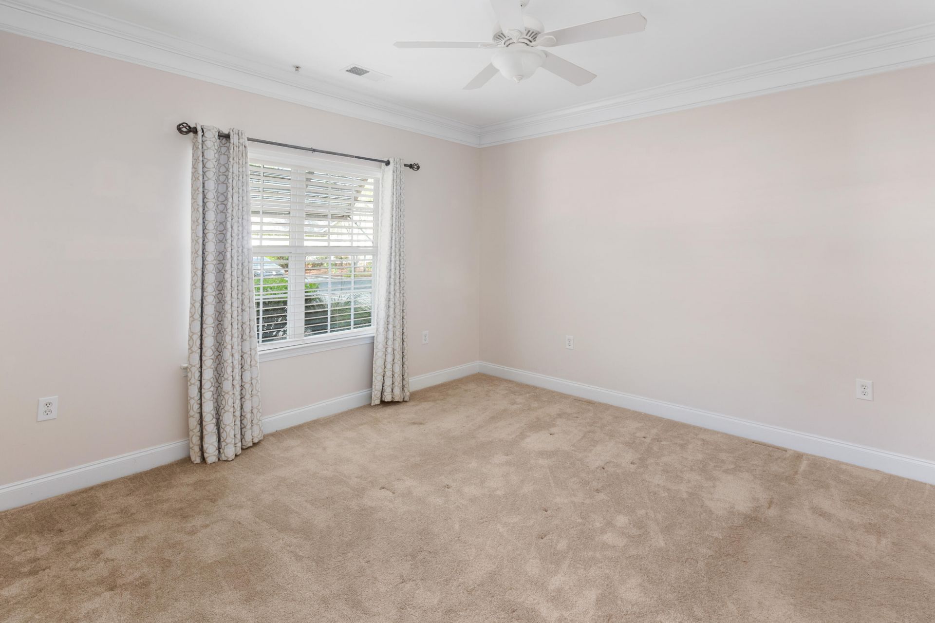 1307 Basildon Road Photo 24