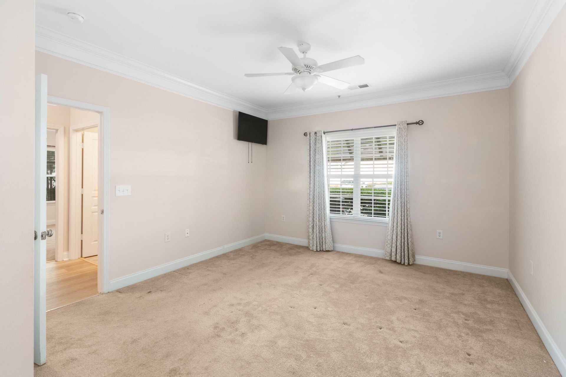 1307 Basildon Road Photo 25