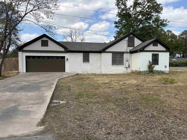 220 College St, Lonoke, AR 72086