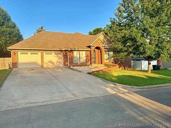 605 S Oak Avenue , Tahlequah, OK 74464