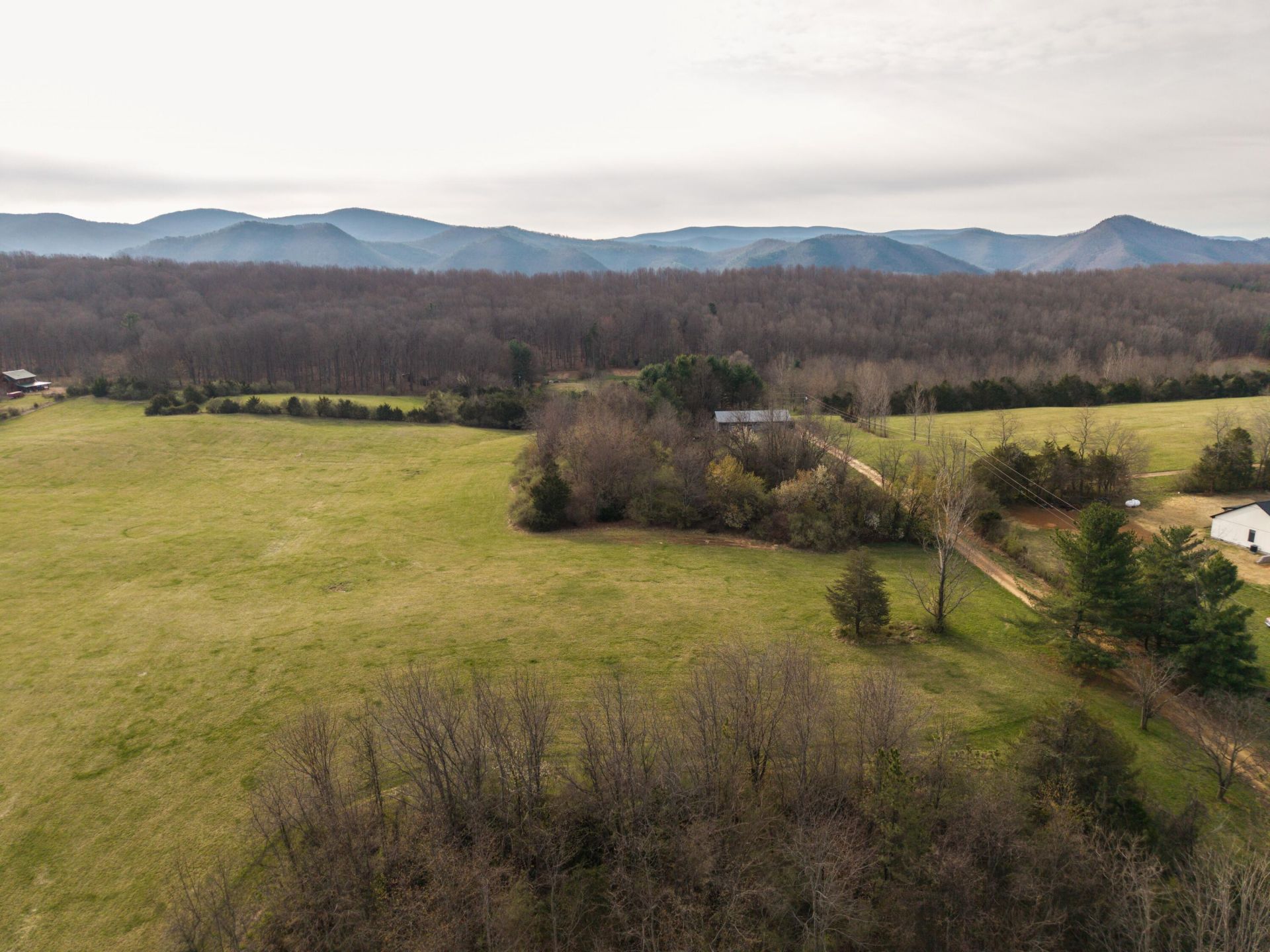 7598 N LEE Highway , Raphine, VA 24472