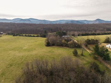 7598 N LEE Highway , Raphine, VA 24472