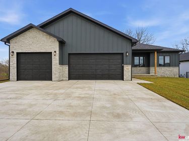 1044 Tuscan Trail, Hickman, NE 68372