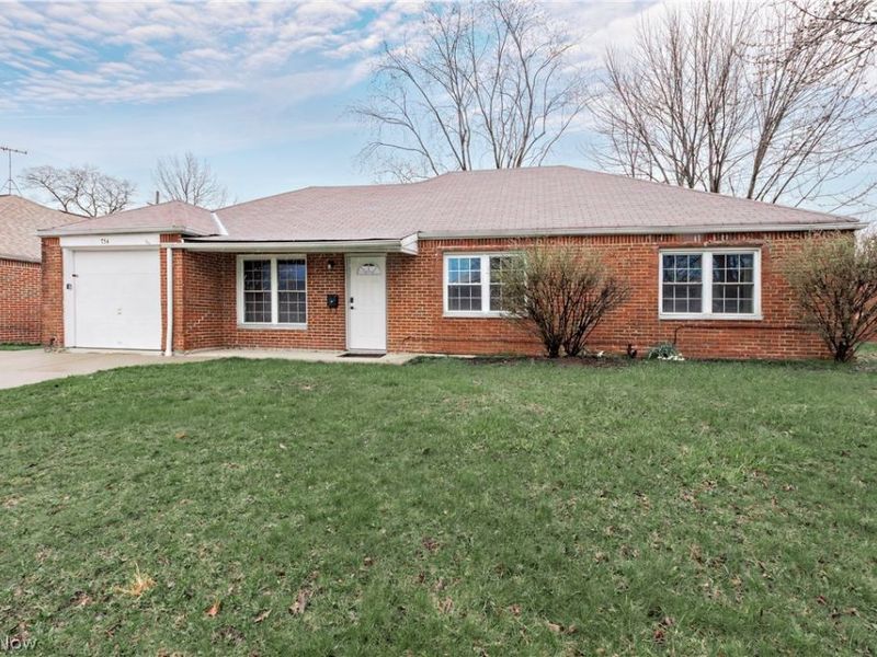 754 Hemlock Drive, Euclid, OH 44132 Photo 2