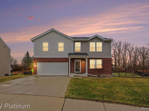 58612 Virginia Circle, New Haven Vlg, MI 48048