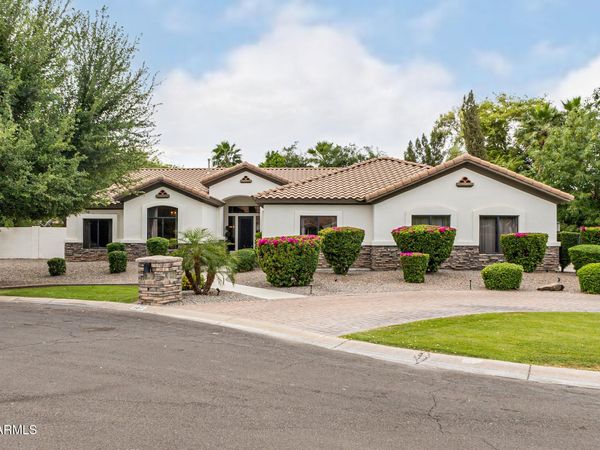 300 S BANNING Court, Gilbert, AZ 85296