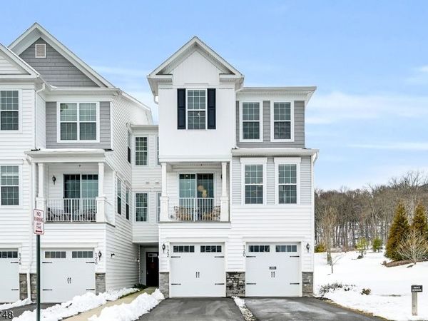 122 Aspen Dr, Cedar Grove, NJ 07009