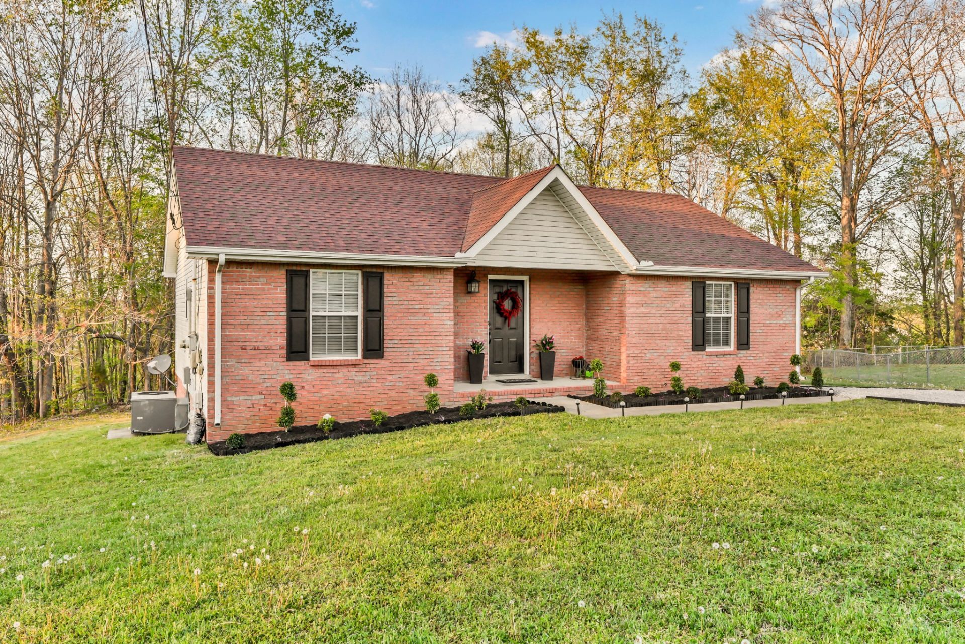 901 Lindsey Dr, Clarksville, TN 37042 Main Photo