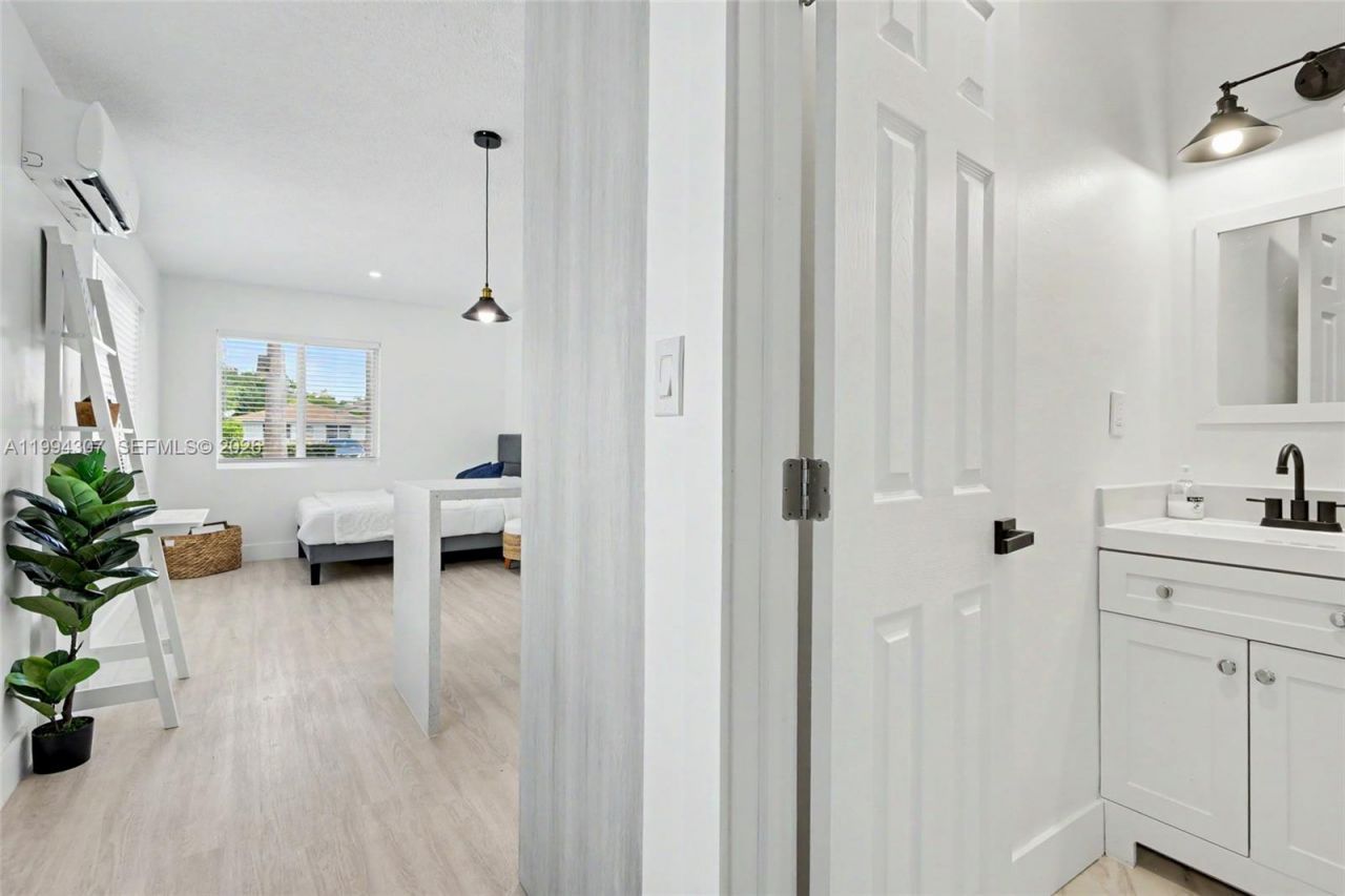 55 SW 13th St , Unit B, Dania Beach, FL 33004 Photo