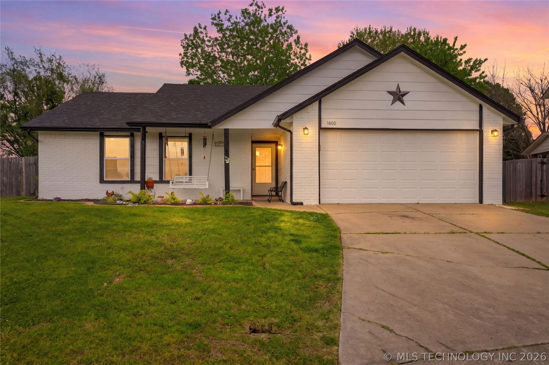 1600 W Edgewater Place, Broken Arrow, OK 74012 Main Photo