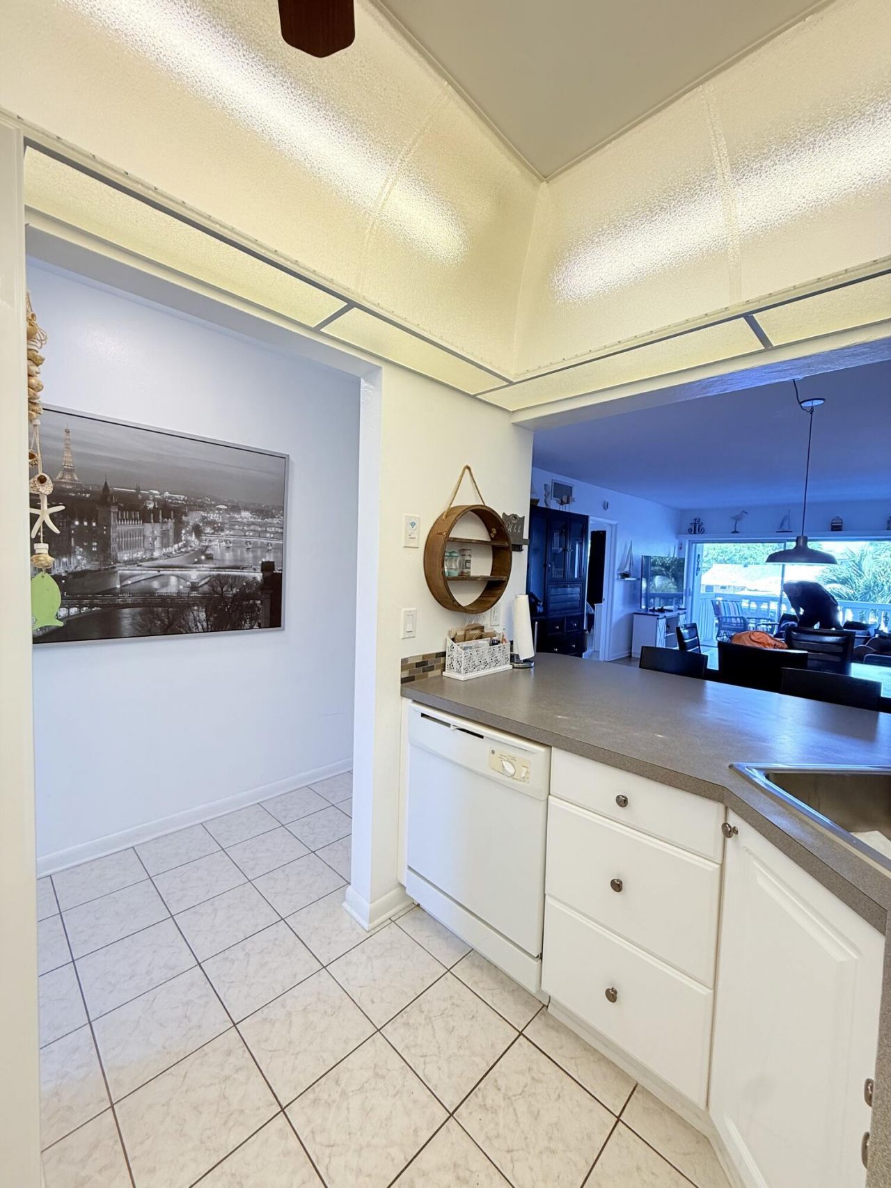 470 Paradise Isle Boulevard, Unit 204, Hallandale Beach, FL 33009 Photo