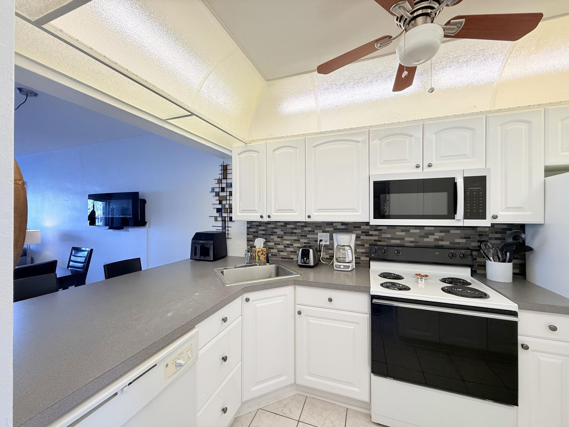 470 Paradise Isle Boulevard, Unit 204, Hallandale Beach, FL 33009 Photo