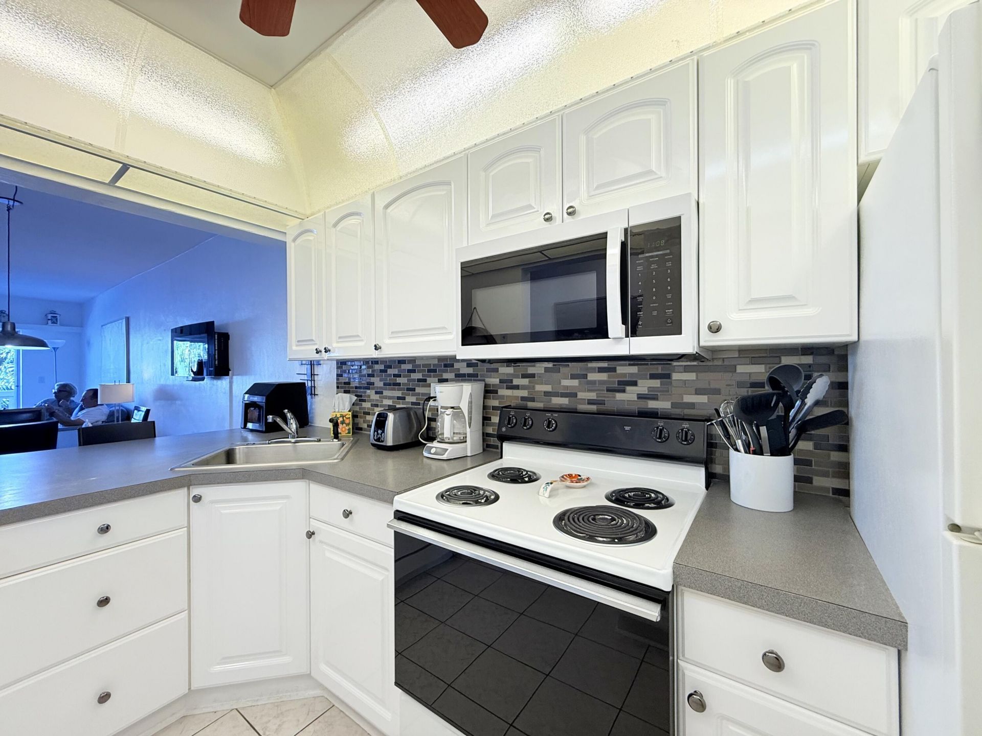 470 Paradise Isle Boulevard, Unit 204, Hallandale Beach, FL 33009 Photo