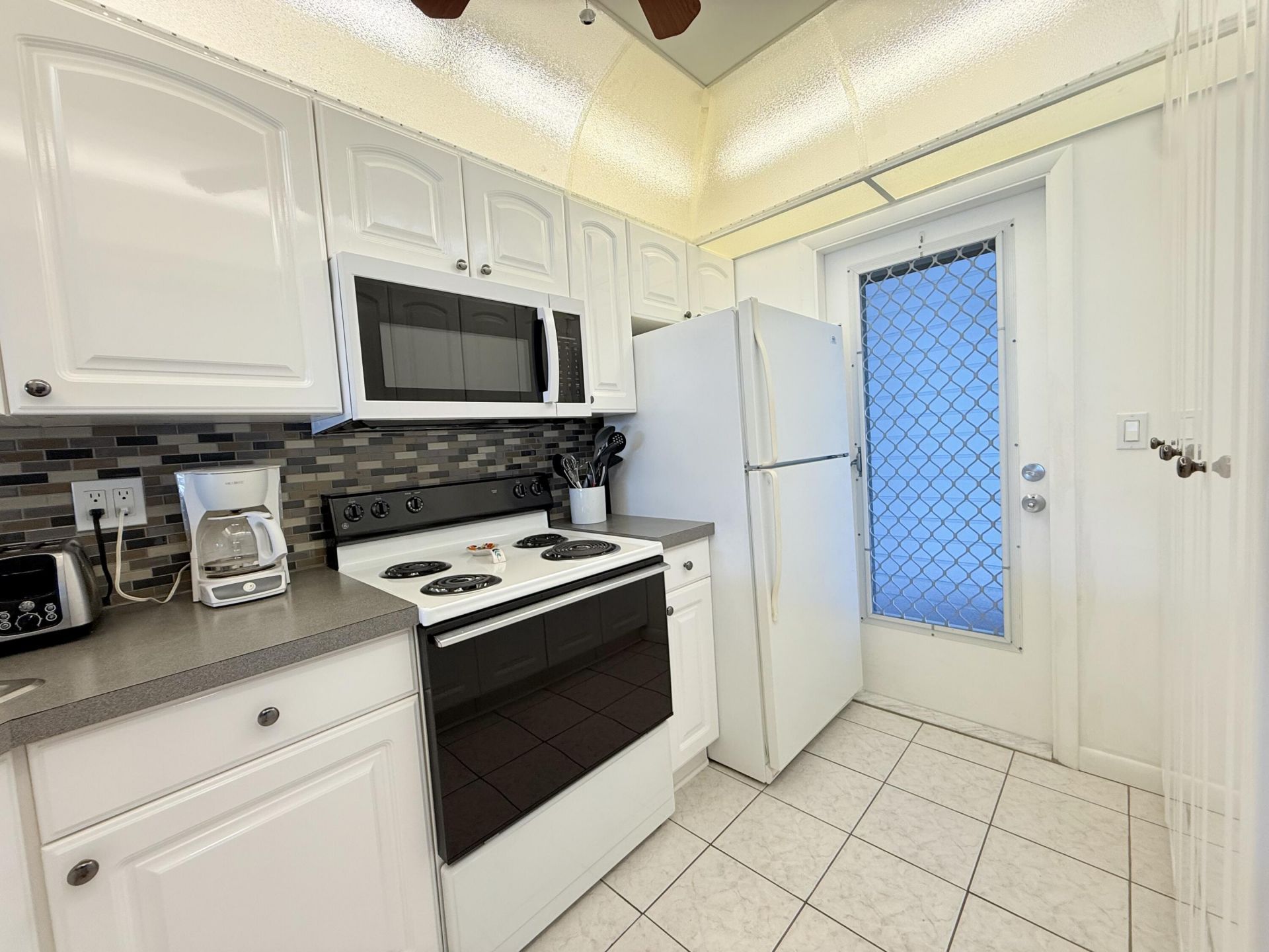 470 Paradise Isle Boulevard, Unit 204, Hallandale Beach, FL 33009 Photo