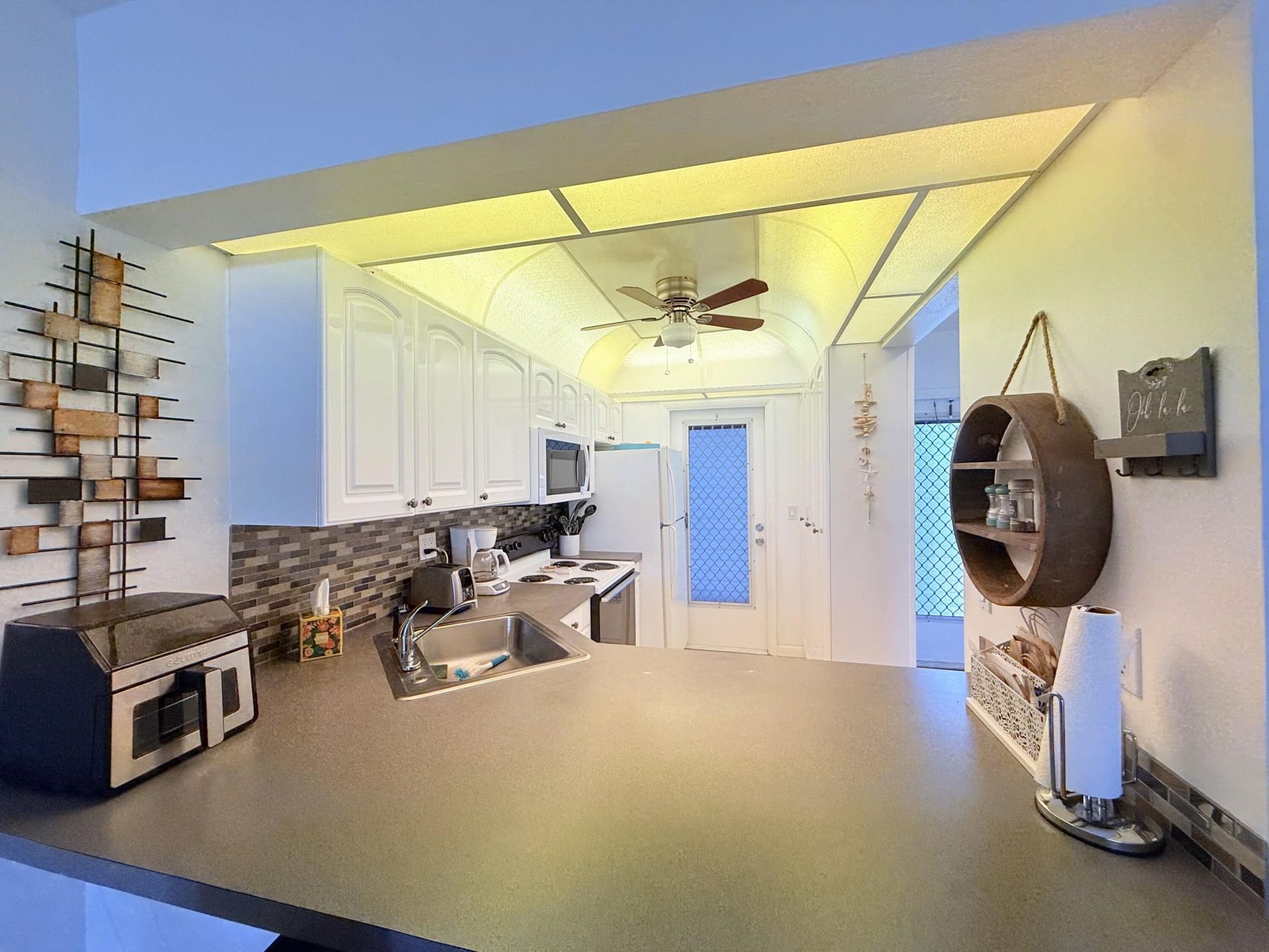 470 Paradise Isle Boulevard, Unit 204, Hallandale Beach, FL 33009 Photo